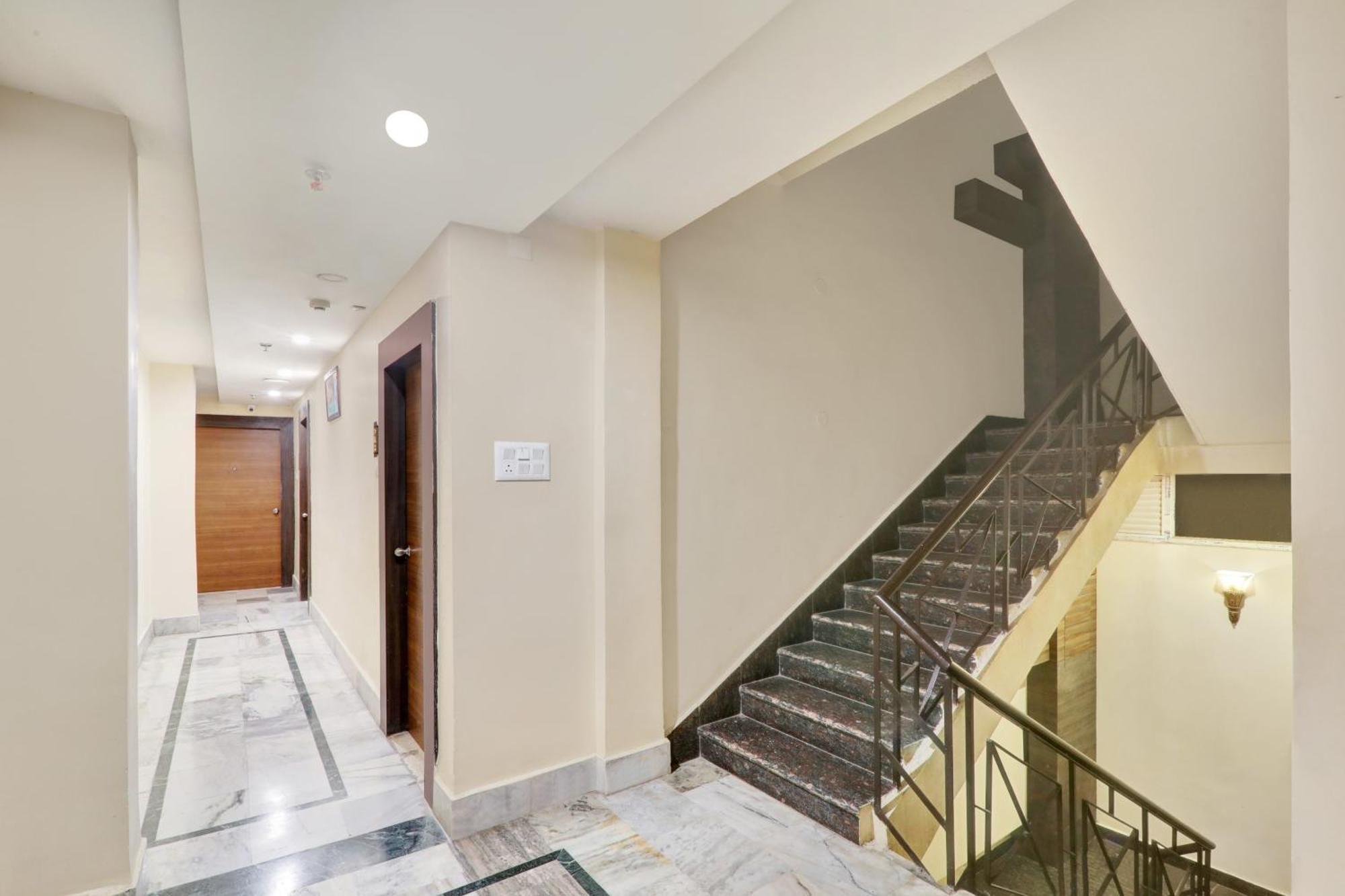 Super Townhouse Kankarbagh Formerly Kunwar Alcajars パトナー エクステリア 写真