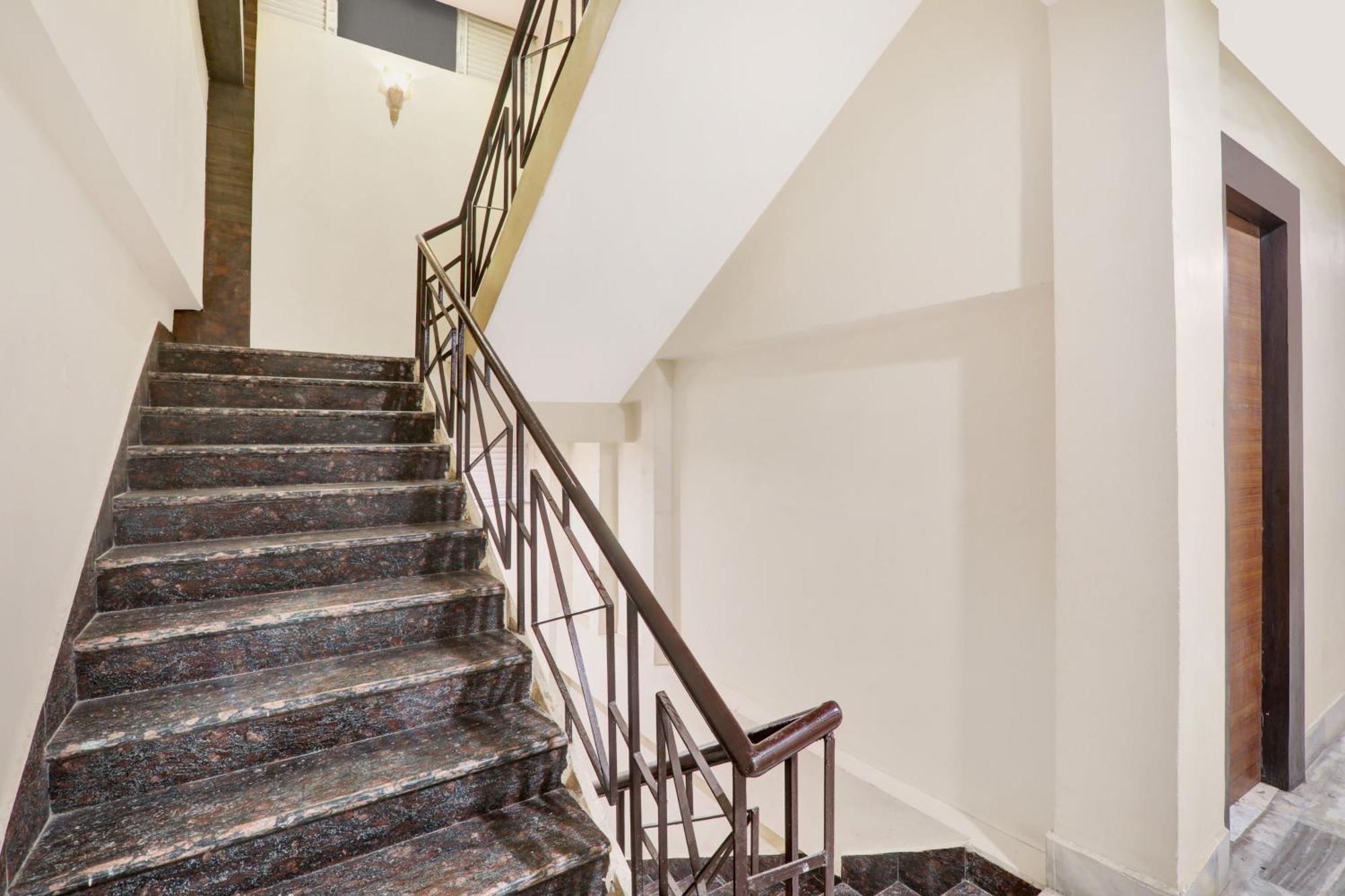 Super Townhouse Kankarbagh Formerly Kunwar Alcajars パトナー エクステリア 写真