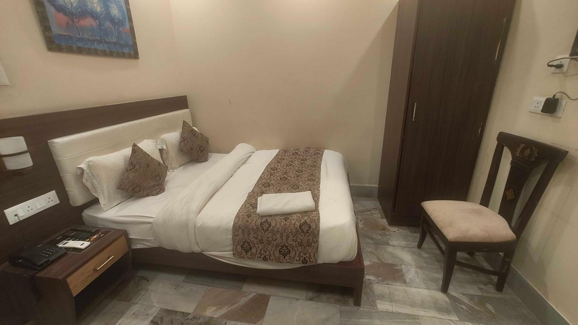 Super Townhouse Kankarbagh Formerly Kunwar Alcajars パトナー エクステリア 写真
