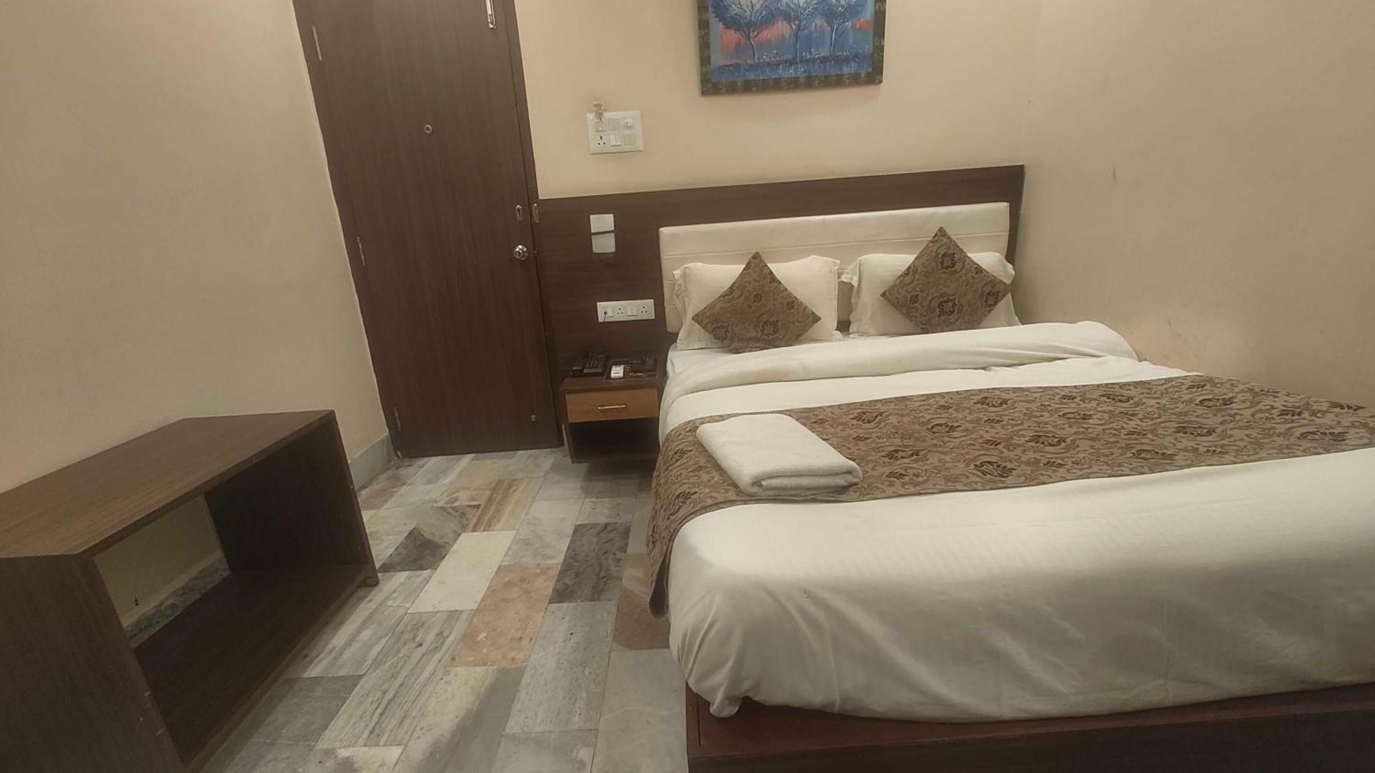 Super Townhouse Kankarbagh Formerly Kunwar Alcajars パトナー エクステリア 写真