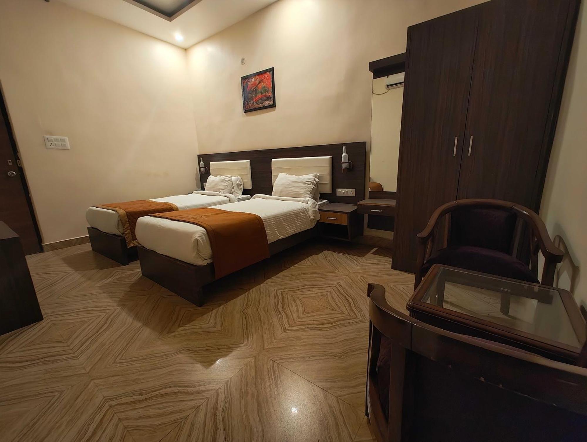 Super Townhouse Kankarbagh Formerly Kunwar Alcajars パトナー エクステリア 写真